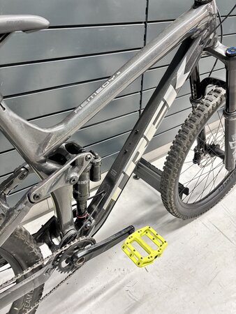 Testovaný bicykel Trek Remedy 8 Dark Prismatic 2022