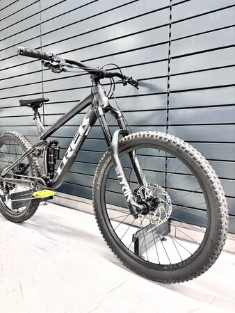 Testovaný bicykel Trek Remedy 8 Dark Prismatic 2022