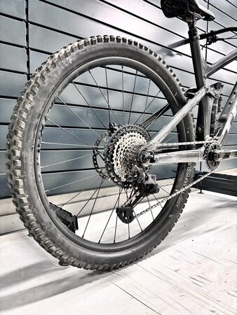 Testovaný bicykel Trek Remedy 8 Dark Prismatic 2022