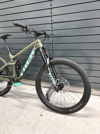Testovaný bicykel Trek Remedy 8 Matte Olive Grey 2022