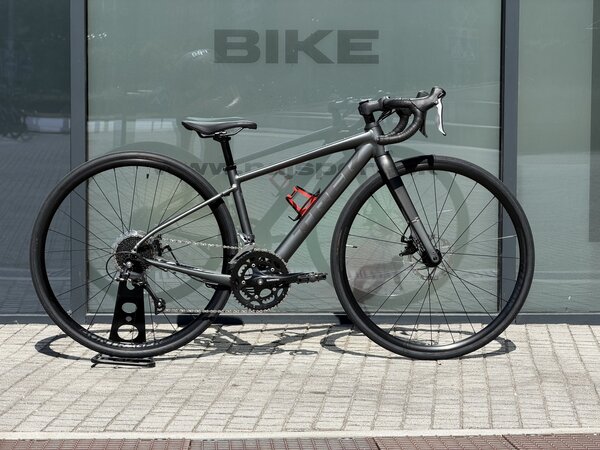 Testovaný bicykel Trek Domane AL 2 Gen 4 Matte Lithium Grey 2026 R210