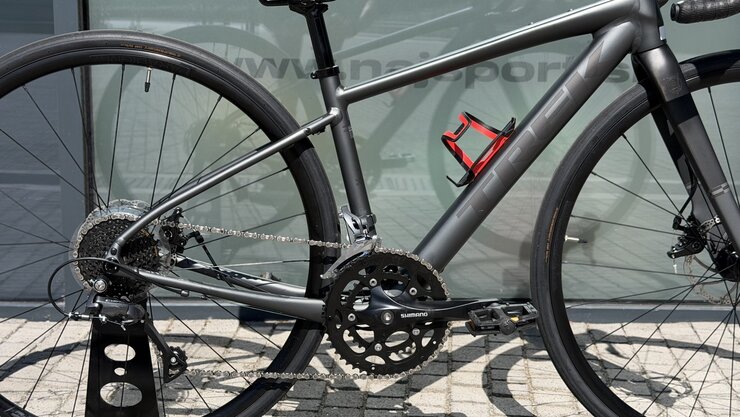 Testovaný bicykel Trek Domane AL 2 Gen 4 Matte Lithium Grey 2026 R210