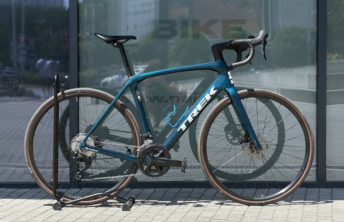 Testovaný bicykel Trek Domane SL 5 Gen 4 Dark Aquatic 2025 R214