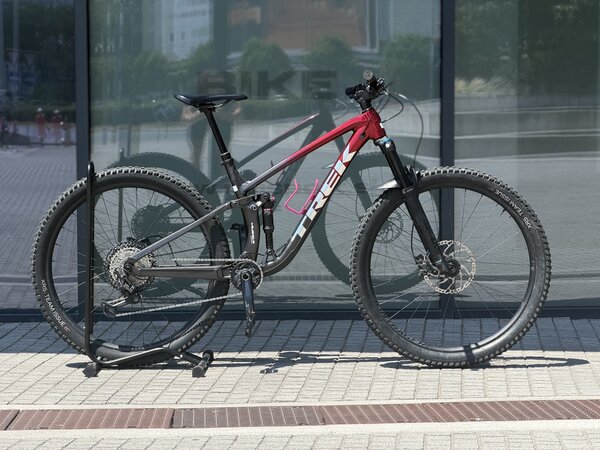 Testovaný bicykel Trek Fuel EX 8 Rage Red to Dnister Black Fade 2022 R111
