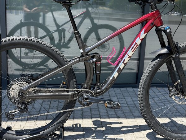 Testovaný bicykel Trek Fuel EX 8 Rage Red to Dnister Black Fade 2022 R111