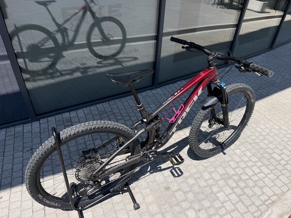 Testovaný bicykel Trek Fuel EX 8 Rage Red to Dnister Black Fade 2022 R111