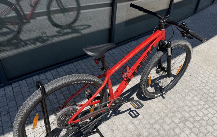 Testovaný bicykel Trek Marlin 6 Gen 3 Lava 2025 R105