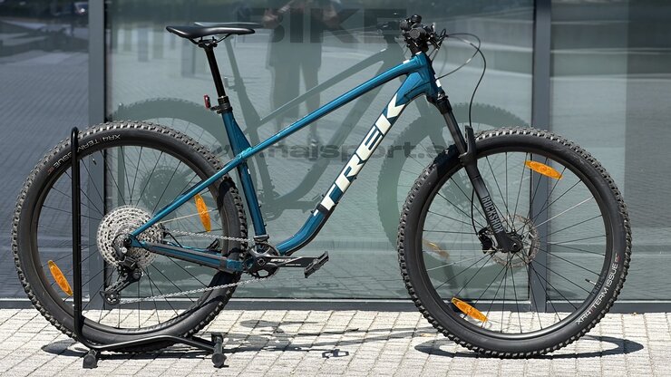 Testovaný bicykel Trek Roscoe 7 Dark Aquatic 2025 R118