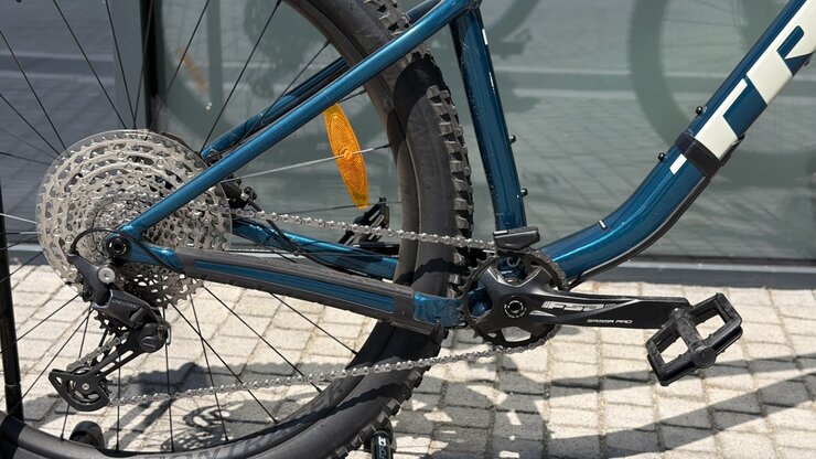 Testovaný bicykel Trek Roscoe 7 Dark Aquatic 2025 R118