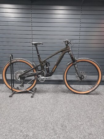 Testovaný bicykel Trek Slash 9.8 GX AXS Gen 6 Black Olive B-KH-10