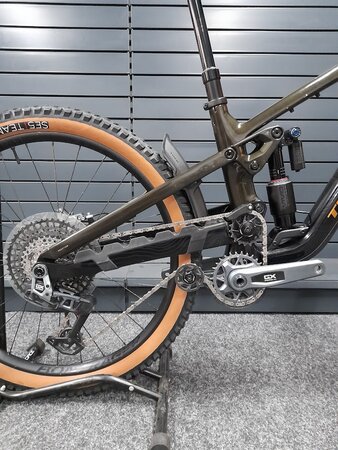 Testovaný bicykel Trek Slash 9.8 GX AXS Gen 6 Black Olive B-KH-10