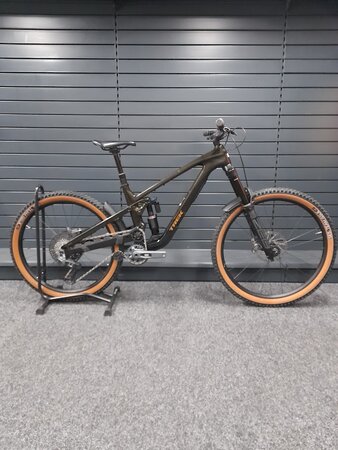 Testovaný bicykel Trek Slash 9.8 GX AXS Gen 6 Black Olive B-KH-11