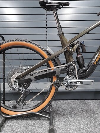 Testovaný bicykel Trek Slash 9.8 GX AXS Gen 6 Black Olive B-KH-11