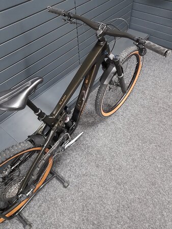 Testovaný bicykel Trek Slash 9.8 GX AXS Gen 6 Black Olive B-KH-11