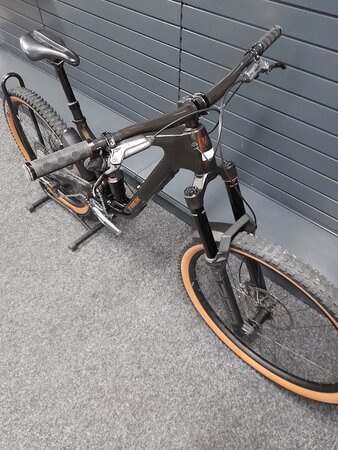 Testovaný bicykel Trek Slash 9.8 GX AXS Gen 6 Black Olive B-KH-11