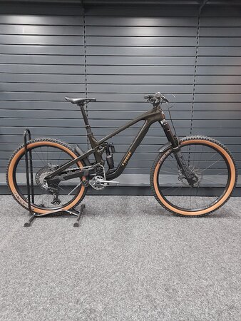 Testovaný bicykel Trek Slash 9.8 GX AXS Gen 6 Black Olive B-KH-12