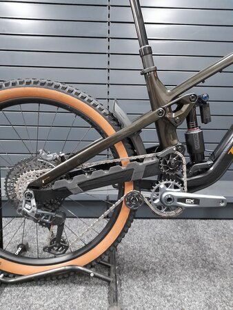Testovaný bicykel Trek Slash 9.8 GX AXS Gen 6 Black Olive B-KH-12