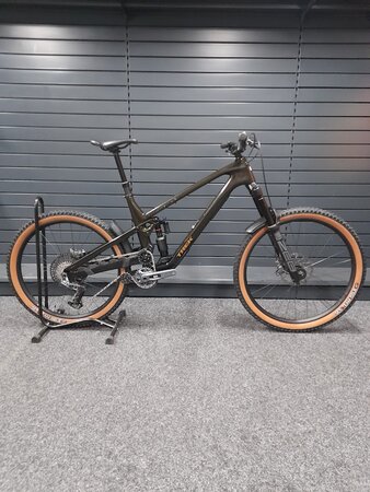 Testovaný bicykel Trek Slash 9.8 GX AXS Gen 6 Black Olive B-KH-13
