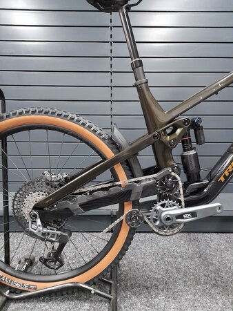 Testovaný bicykel Trek Slash 9.8 GX AXS Gen 6 Black Olive B-KH-13