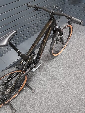 Testovaný bicykel Trek Slash 9.8 GX AXS Gen 6 Black Olive B-KH-13