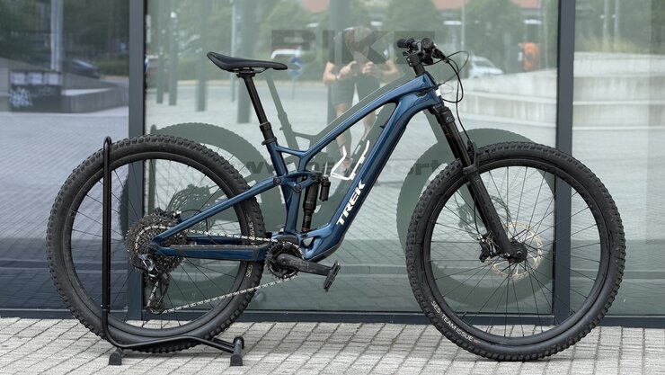 Testovaný elektrobicykel Trek Fuel EXe 9.8 GX AXS Mulsanne Blue
