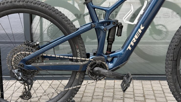Testovaný elektrobicykel Trek Fuel EXe 9.8 GX AXS Mulsanne Blue