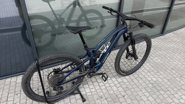 Testovaný elektrobicykel Trek Fuel EXe 9.8 GX AXS Mulsanne Blue