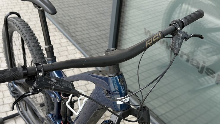 Testovaný elektrobicykel Trek Fuel EXe 9.8 GX AXS Mulsanne Blue