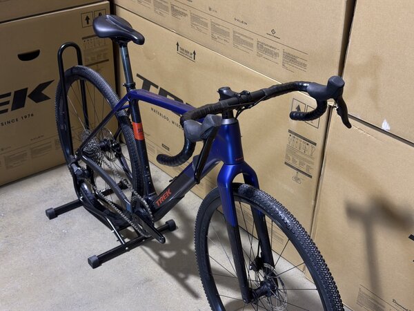 Testovaný bicykel  Trek Checkpoint SL 6 AXS Gen 3 Matte Hex Blue/Marianas Blue 2025 T1