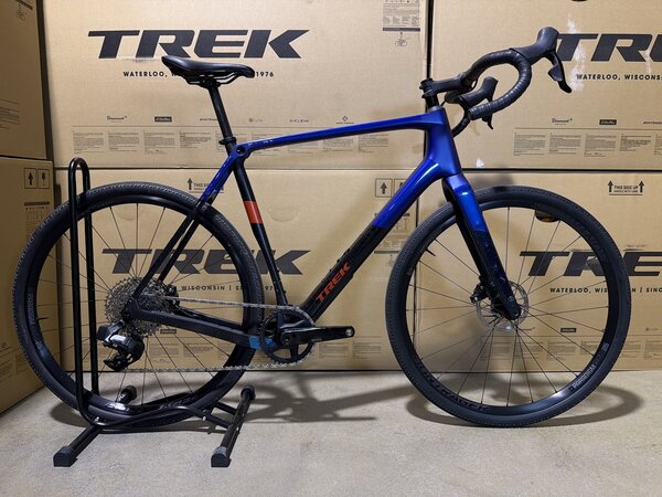 Testovaný bicykel  Trek Checkpoint SL 6 AXS Gen 3 Matte Hex Blue/Marianas Blue 2025 T2