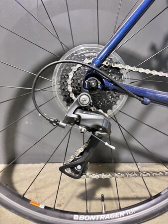 Testovaný bicykel Trek Domane AL 2 Gloss Mulsanne Blue/Matte Trek Black 2024