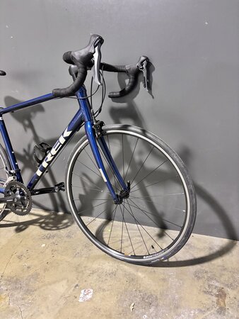 Testovaný bicykel Trek Domane AL 2 Gloss Mulsanne Blue/Matte Trek Black 2024