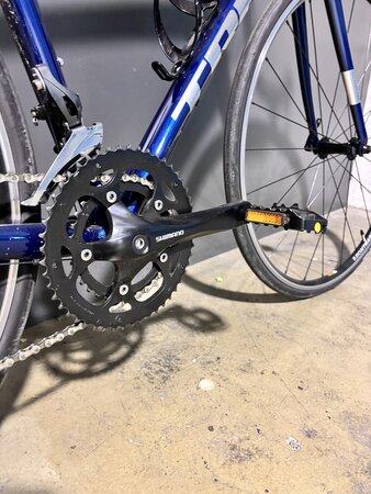 Testovaný bicykel Trek Domane AL 2 Gloss Mulsanne Blue/Matte Trek Black 2024