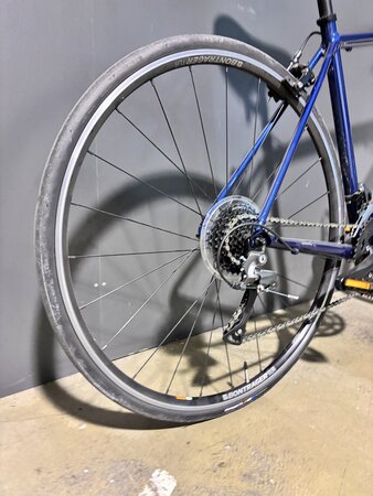 Testovaný bicykel Trek Domane AL 2 Gloss Mulsanne Blue/Matte Trek Black 2024