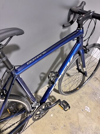 Testovaný bicykel Trek Domane AL 2 Gloss Mulsanne Blue/Matte Trek Black 2024