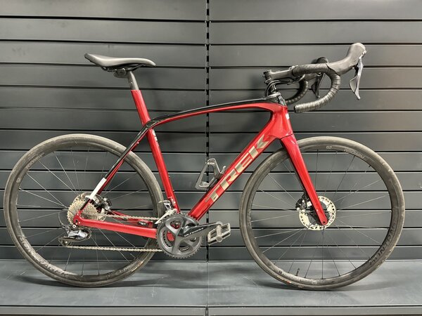 Testovaný bicykel Trek Domane SL 6 Gen 3 Crimson/Trek Black 2022