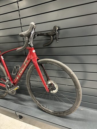 Testovaný bicykel Trek Domane SL 6 Gen 3 Crimson/Trek Black 2022