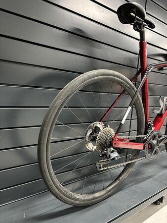 Testovaný bicykel Trek Domane SL 6 Gen 3 Crimson/Trek Black 2022