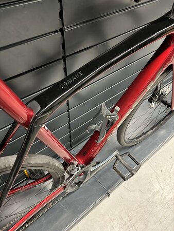 Testovaný bicykel Trek Domane SL 6 Gen 3 Crimson/Trek Black 2022