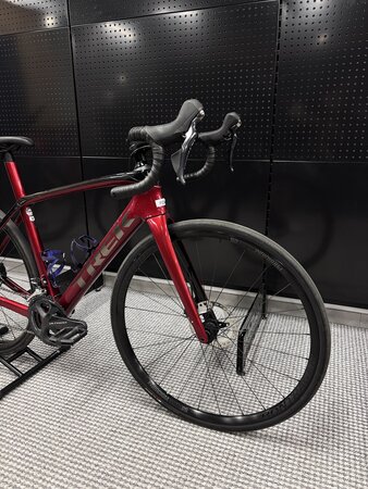 Jazdený bicykel Trek Domane SL 6 Gen 3 Crimson/Trek Black 2024 52