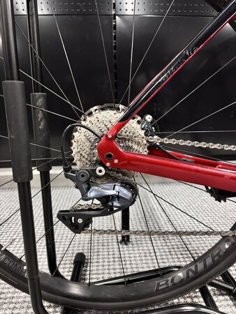 Jazdený bicykel Trek Domane SL 6 Gen 3 Crimson/Trek Black 2024 52