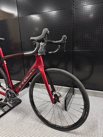 Jazdený bicykel Trek Domane SL 6 Gen 3 Crimson/Trek Black 2024 58