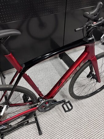 Jazdený bicykel Trek Domane SL 6 Gen 3 Crimson/Trek Black 2024 58