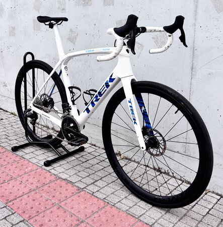 Testovaný bicykel Trek Domane SLR 7 Trek White/Blue 2021