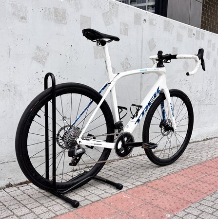 Testovaný bicykel Trek Domane SLR 7 Trek White/Blue 2021