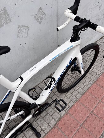 Testovaný bicykel Trek Domane SLR 7 Trek White/Blue 2021