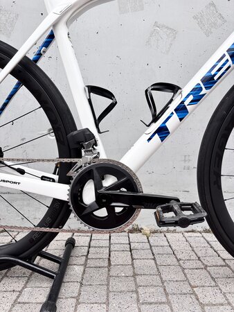Testovaný bicykel Trek Domane SLR 7 Trek White/Blue 2021