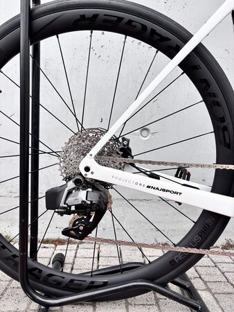 Testovaný bicykel Trek Domane SLR 7 Trek White/Blue 2021