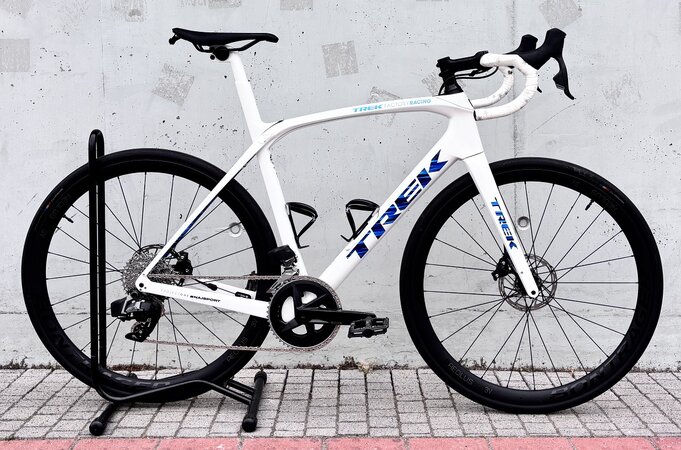 Testovaný bicykel Trek Domane SLR 7 Trek White/Blue 2021
