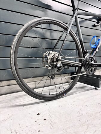 Testovaný bicykel Trek Émonda ALR 5 Slate Prismatic/Black Prismatic Fade 2024